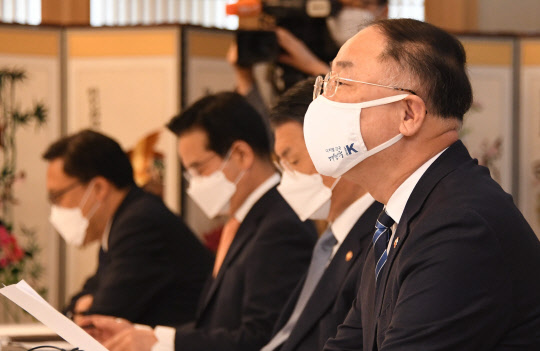 홍남기 부총리 겸 기획재정부 장관이 8일 서울 광화문 정부서울청사에서 열린 '제19차 부동산시장 점검 관계장관회의'를 주재하고 있다. 기획재정부 제공